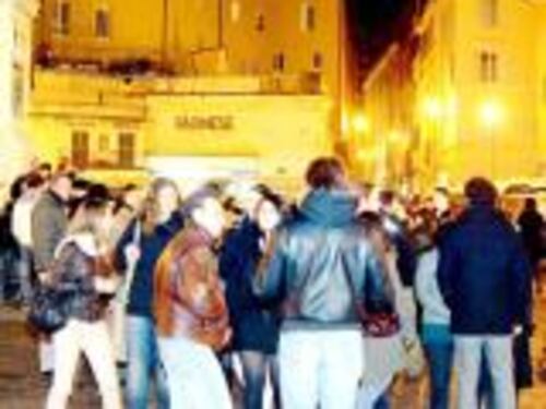 Col caldo tornano in piazza alcol e movida violenta