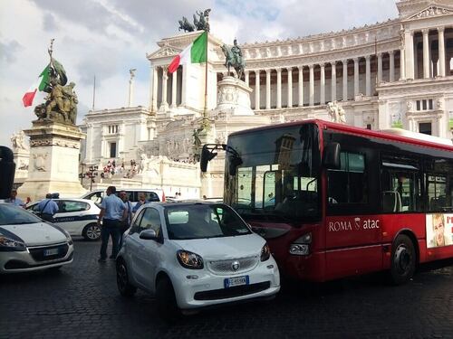 Autobus senza conducente finisce contro una smart, paura a piazza Venezia