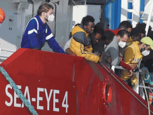 Ong e migranti, la Sea Eye viola le disposizioni ma denuncia l'Italia