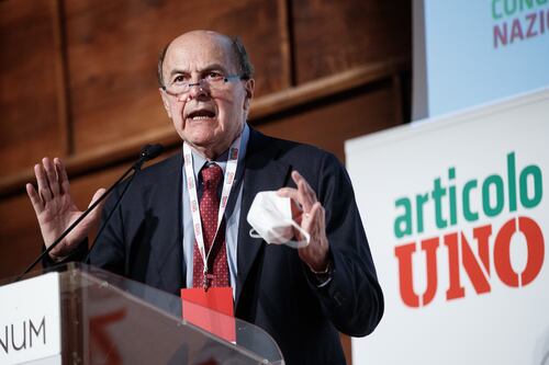 Il "compagno" Pierluigi Bersani beccato a fare spesa da Louis Vuitton