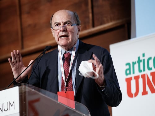 Il "compagno" Pierluigi Bersani beccato a fare spesa da Louis Vuitton