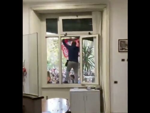 Il video choc dell'assalto alla Cgil, ecco la violenza no green pass