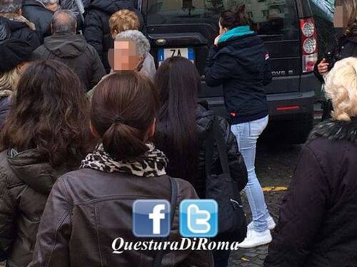 Sfonda la vetrata di una banca col suv e uccide una donna