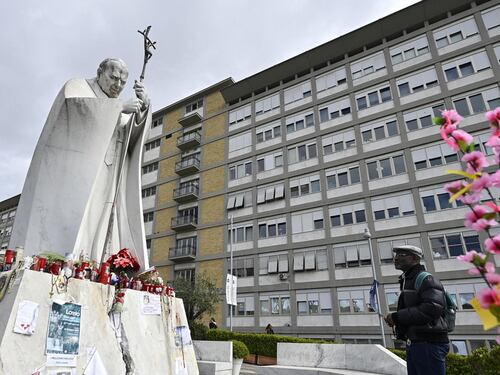Papa Francesco, il suo messaggio nell'Angelus: "Sto affrontando una prova"
