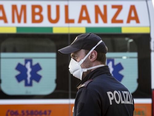 Prova a tagliare una quercia, cede recinzione e muore sul colpo