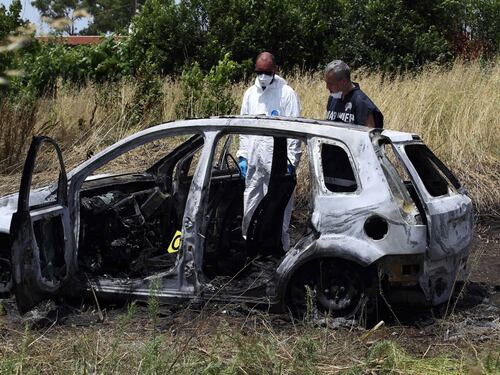 Cadaveri carbonizzati, atroce sospetto: "Lei è una 46enne di Pomezia"