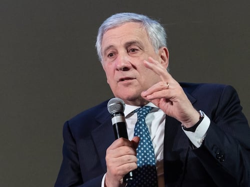 Libano, Tajani vola a Beirut in piena guerra: chiede il cessate il fuoco e il disarmo di Hezbollah