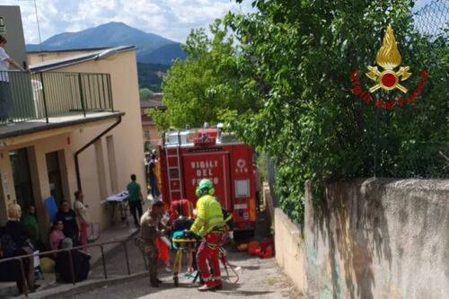 Un'auto piomba nel cortile dell'asilo a L'Aquila: morto un bambino di 4 anni