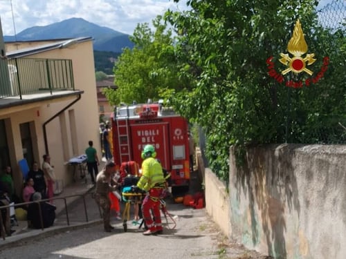 Un'auto piomba nel cortile dell'asilo a L'Aquila: morto un bambino di 4 anni