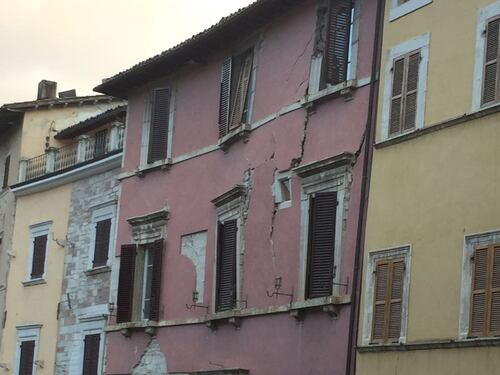 Dentro la zona rossa di Visso Nel centro storico bombardato