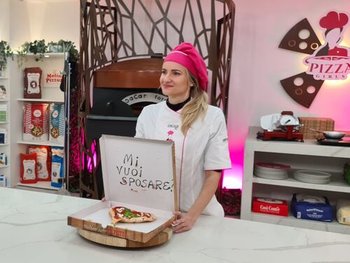 “PizzaGirls” torna a San Valentino: il messaggio d’amore è una dedica sulla pizza