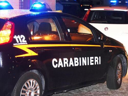 Rimini, egiziano fuori controllo accoltella quattro persone: un carabiniere gli spara per difendersi