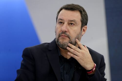 Salvini al bar solo con i contanti: "Chi paga il caffè con la carta è rompiballe"