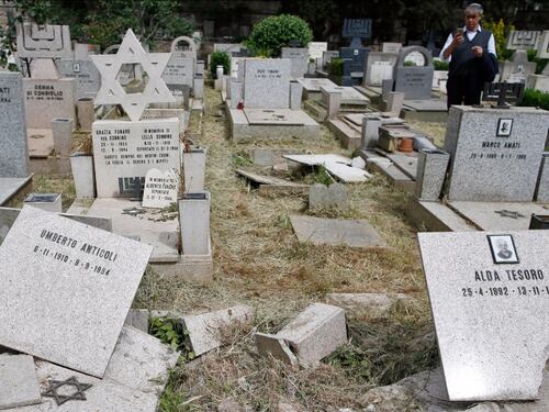 La "bravata" di cinque minori: profanate 70 tombe al cimitero del Verano