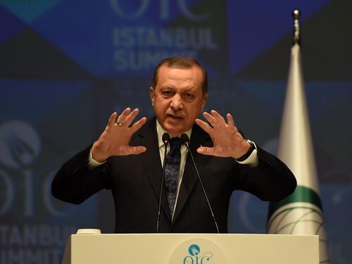 L'Olanda nega il comizio al ministro turco Cavusoglu. Erdogan: "Fascisti"