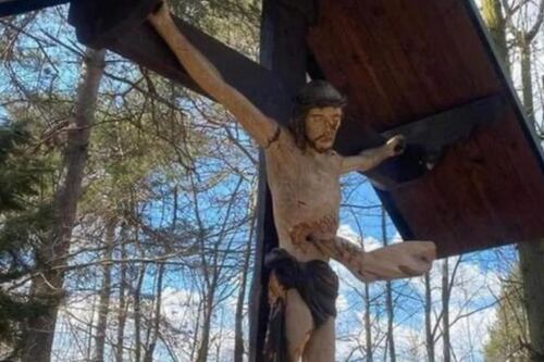 Cristo vandalizzato a in Liguria, Toti e Meloni insorgono