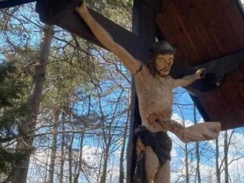 Cristo vandalizzato a in Liguria, Toti e Meloni insorgono
