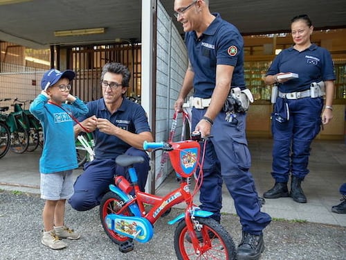 Compie 6 anni e gli rubano la bici, la polizia locale gliela ricompra