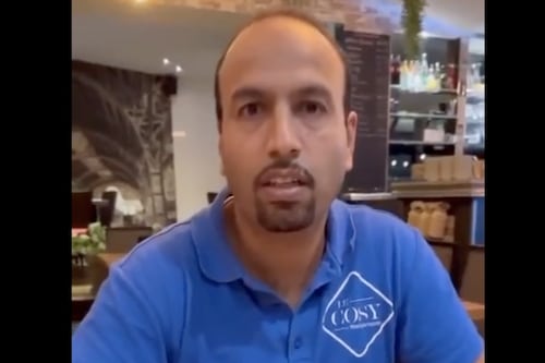 Da "viva Putin" a "Putin testa di..." Dietrofront del ristoratore parigino che ha cacciato le clienti ucraine