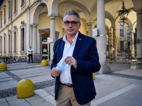 Covid, Pregliasco detta le regole in spiaggia: "Le mascherine vanno portate come gli occhiali da sole"