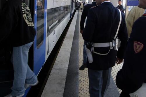 Che genio, pusher perde lo zaino con la droga e chiama la polizia: denunciato