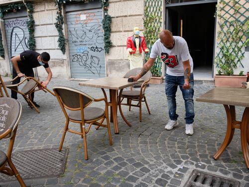 Roma, più tavolini senza delibera e scoppia il caos