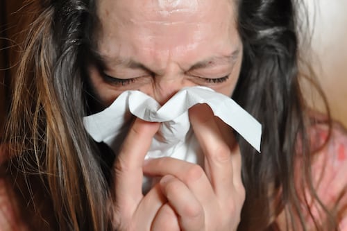 Influenza, in una settimana schizzano i casi e si impenna la curva dei contagi