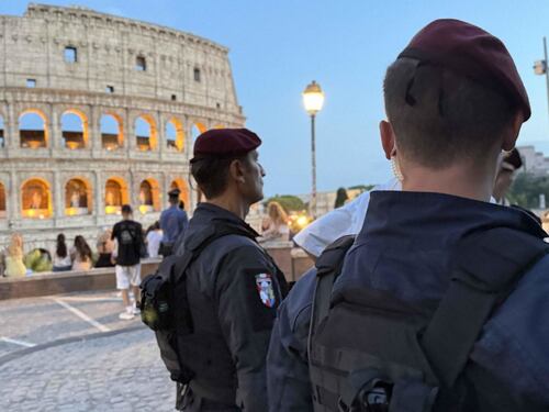 Roma, maranza al Colosseo. La caccia continua