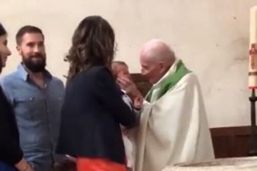 Sacerdote impazzisce durante il battesimo e picchia il neonato