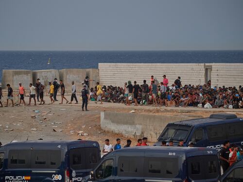 Ceuta, blitz antitratta: la polizia smantella la banda che speculava sui migranti e li portava in Europa