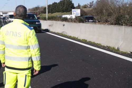 Roma, si ferma per aiutare un'automobilista: travolto e ucciso. Tragedia sul Gra
