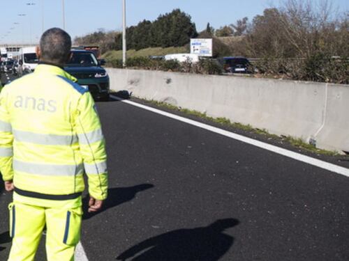 Roma, si ferma per aiutare un'automobilista: travolto e ucciso. Tragedia sul Gra