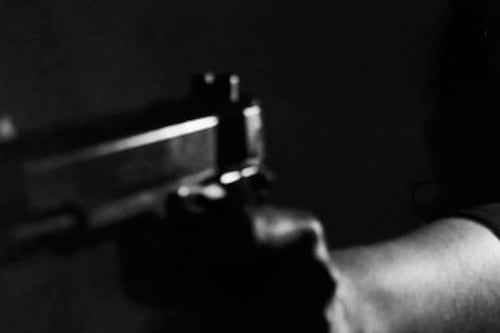 Sesto Fiorentino, studente fuori di sé punta la pistola (finta) alla tempia del professore: "Mi ha messo troppe note"