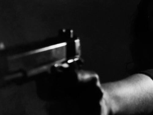 Sesto Fiorentino, studente fuori di sé punta la pistola (finta) alla tempia del professore: "Mi ha messo troppe note"