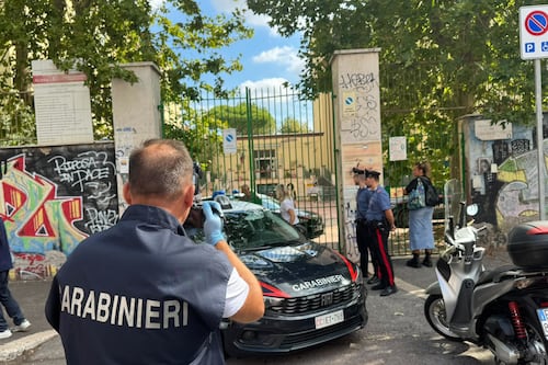 Roma, studente accoltella insegnante delle medie: il 13enne filma tutto sui social