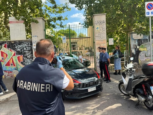 Roma, studente accoltella insegnante delle medie: il 13enne filma tutto sui social