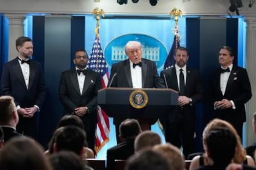 Spari alla cena di Trump con i corrispondenti. "Melania ha capito subito il pericolo"