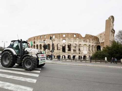 Trattori, dal governo esenzione Irpef agli agricoltori sotto i 10mila euro