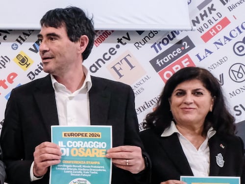 La 'palestinese-napulitana' è pure smemorata: "Non avevo letto", ma è bufera su Avs