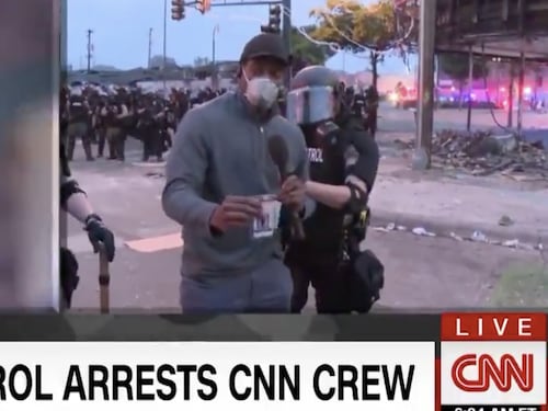 Caos Minneapolis, reporter della CNN arrestato e ammanettato mentre è in diretta. Il video