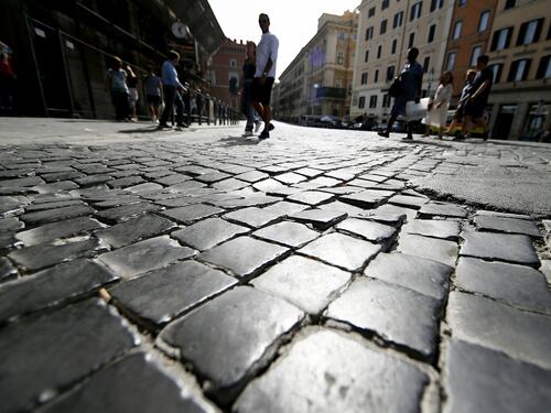 Via i sanpietrini, c'è l'elenco delle strade
