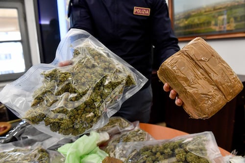 Cocaina, hashish e marijuana, arrestato con un quintale di droga in casa