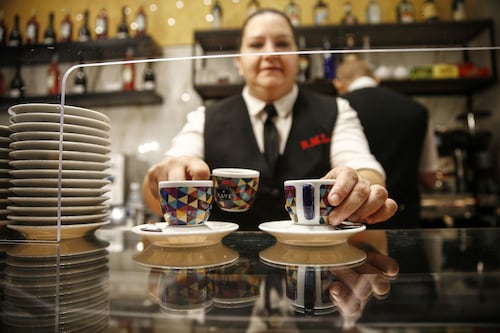 Crolla il consumo del caffè al bar, i romani rinunciano anche a cornetto e cappuccino