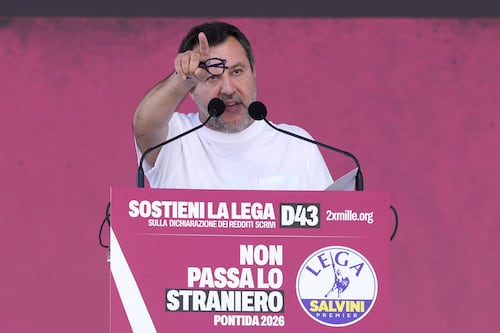 Lega, Salvini a Pontida chiede unità e rilancia: “A ottobre congresso. Poi marciare insieme”