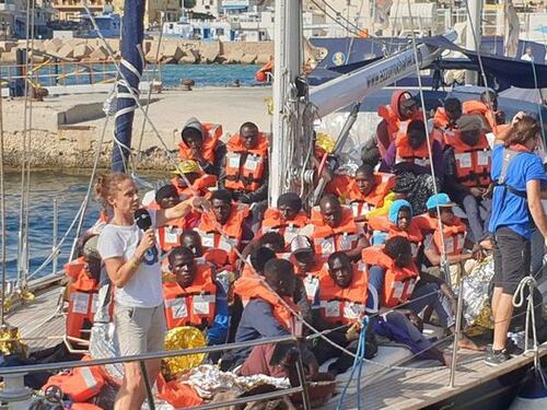 La nave Alex attracca a Lampedusa. Ira Salvini: i migranti restano a bordo