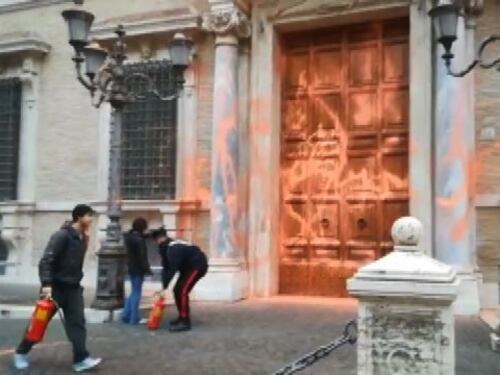 Roma, gli ambientalisti imbrattano il Senato con la vernice. Ira di La Russa: "Vergogna"