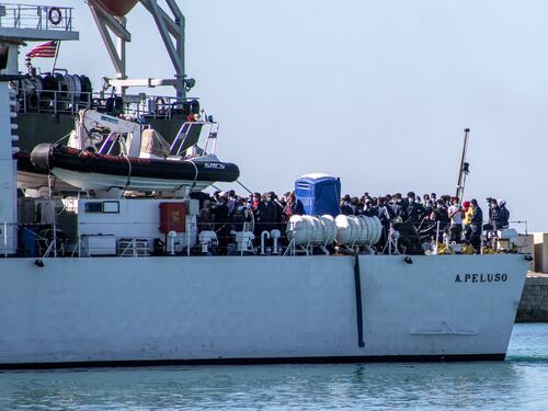 Caos sbarchi, a Lampedusa altre tre navi per la quarantena dei migranti