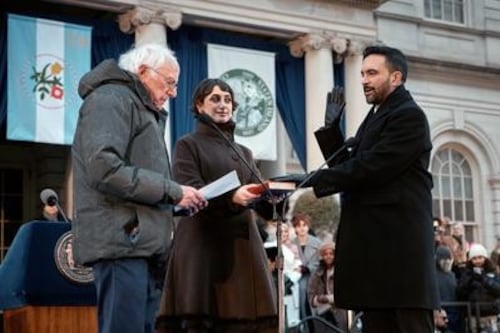 Zohran Mamdani ha giurato sul Corano. New York ha il suo sindaco