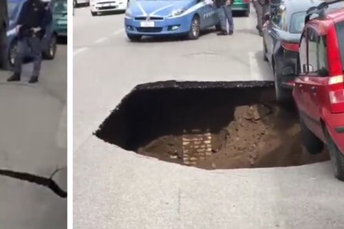 Paura in Circonvallazione Appia: una voragine si apre sotto le auto. Il video del crollo in diretta