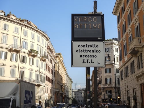 Roberto Gualtieri vuole l'Ecopass. Modello Milano per Roma: tassa per l'accesso e meno parcheggi
